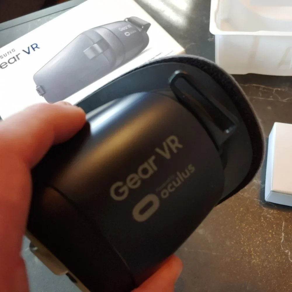 Excellent Used Condition SAMSUNG GEAR VR SM-R323 Headset Powered by OCULUS